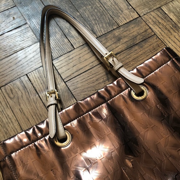 SOLD 🛑 MICHAEL KORS METALLIC TOTE BAG - Picture 2 of 3